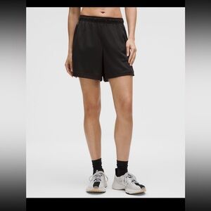 Lululemon NWT Double-Layered Mesh Mid-Rise Short 5"